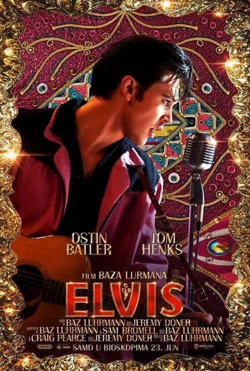 Plakat filma „Elvis“: mladić u ružičastom sakou uz gitaru i mikrofon, ispred ukrašene bordo pozadine sa zlatnim okvirom