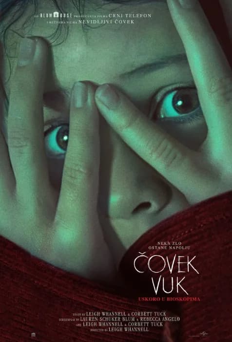 Plakat filma Čovek vuk: uplašeno lice zeleno osvetljeno, prsti pokrivaju oči, crveni džemper