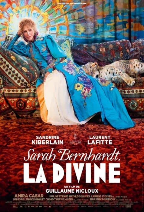 Plakat filma „Božanstvena Sara Bernar“: žena u plavoj haljini s cvetovima leži na jastucima, pored nje gepard