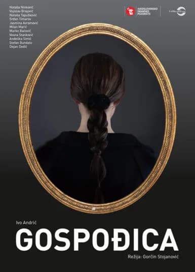Plakat predstave „Gospođica“: žena viđena s leđa, pletenica, u zlatnom ovalnom ramu na tamnoj pozadini