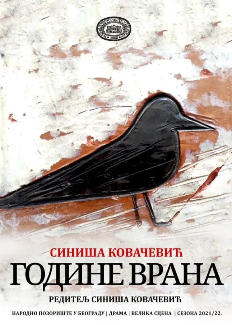 Plakat predstave Godine vrana: crna ptica na oljuštenoj beloj i smeđoj podlozi, naziv pozorišta i ime reditelja
