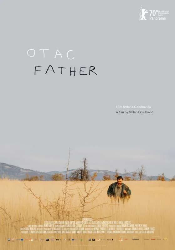 Plakat filma „Otac“: muškarac u zelenoj jakni stoji u visokoj žutoj travi pod sivim nebom, u pozadini brda