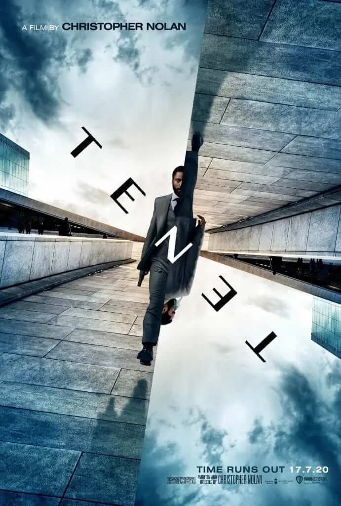 Plakat filma „Tenet“: čovek u sivom odelu sa pištoljem na obrnutom, podeljenom prizoru zgrada i oblaka